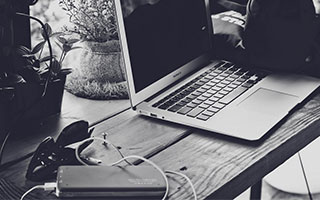 开云体育中国-FLY轻取TES，Caps统治全场：一场关于轻与重的电竞叙事