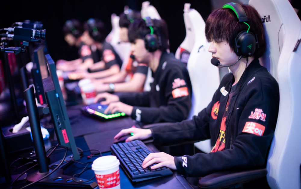 NS翻盘DFM,Bin操刀奇招英雄翻盘焦点之战四强赛,点燃全场激情 NS翻盘DFM,Bin操刀奇招英雄翻盘焦点之战四强赛,点燃全场激情