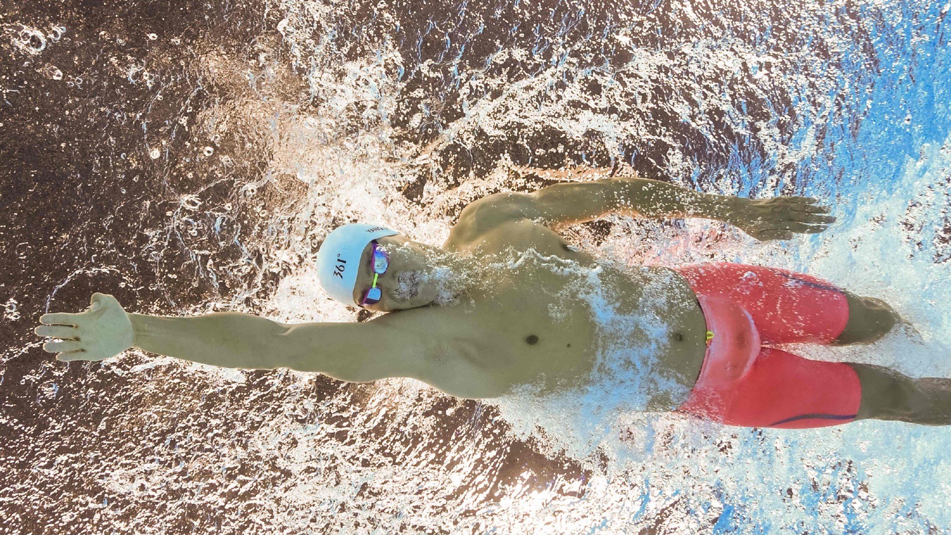 赛道与球场，当维斯塔潘在弯道漂移，哈登在三分线后撤步